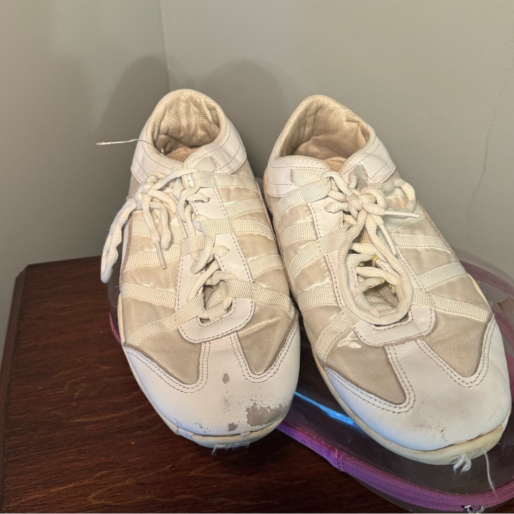 Nfinity cheer shoes with bag 9.5